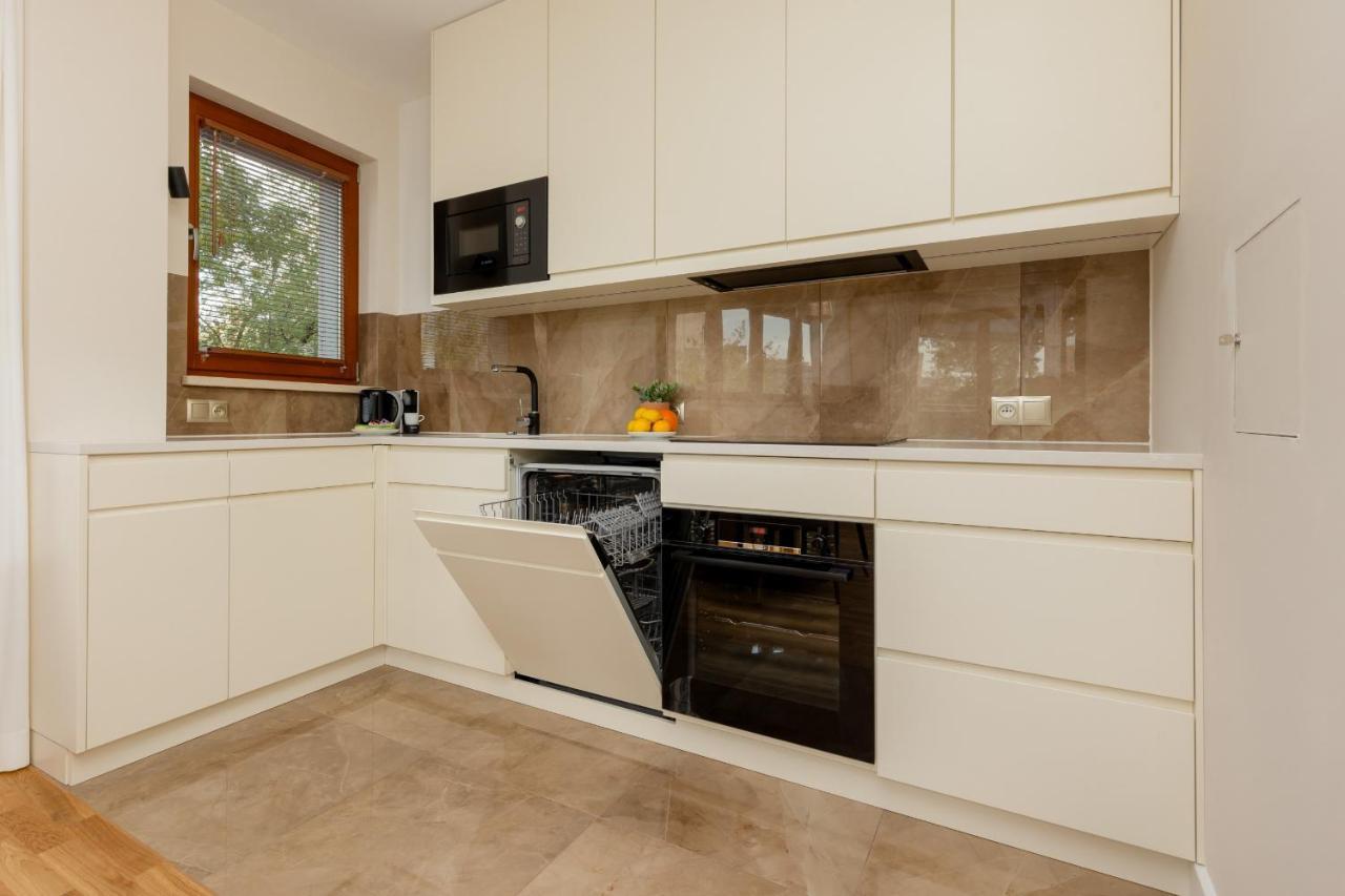 Deluxe Wronia 45 With Ac, Parking & Balcony By Renters Prestige Lägenhet *